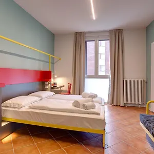  Hostel Meininger Garibaldi Włochy